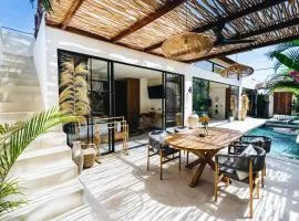 2BR Pool Rooftop Villa in Seseh with 5 minutes Ride to Beach Staff