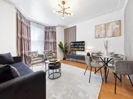 North London 4-Bed House, Garden, Shops & Tube Nearby