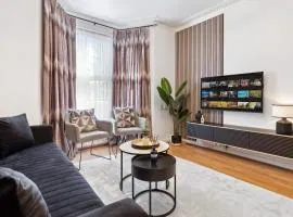 North London 4-Bed House, Garden, Shops & Tube Nearby