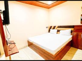 UJN BUDGET HOTEL-Satyam P !UJJAIN, Near Mahakal Temple - River and Railway Station - Air Conditioned hotel at Prime Location - BEST HOTEL IN UJJAIN, hotel v destinaci Udždžain