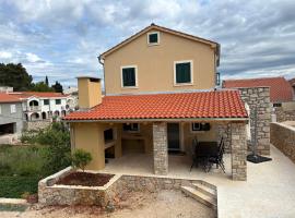 Villa Lali - Modern Villa near the sea in Lukoran，位于卢卡兰的乡村别墅