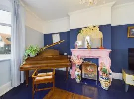 2 Bed Apartment- Leigh Broadway