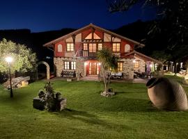 Vivienda turistica jard&iacute;n con encanto y piscina, hotel with pools in Emaldia