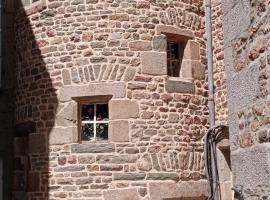 Cour historique La cour des trois rois 1, hotel in Villedieu-les-Poëles