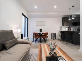 Unit 1 Stylish Studio with King Bed and Sofa Bed، مكان إقامة مع الخدمة الذاتية لإعداد الطعام في واشنطن