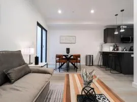Unit 1 Stylish Studio with King Bed and Sofa Bed