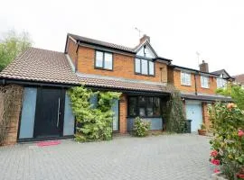 Stylish 4-Bed House in Arley