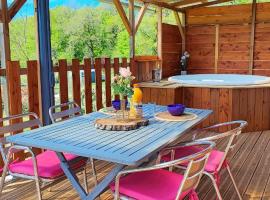 Le nid des Garrigues avec Jacuzzi privé, cabin in Saint-Geniès