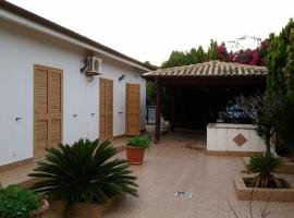 Townhouse in a quiet private residence, villa em Porto Empedocle