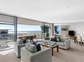 Stylish Mt Pad Epic Views Walk to Beach & Eats