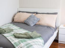 Charming 2BR Country Cottage - Quiet Retreat with Parking, Hotel in West Woodburn