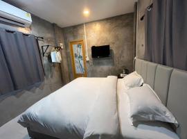 บ้านกลางสวน รีสอร์ต ทุ่งเสลี่ยม สุโขทัย, vila v destinaci Thung Saliam