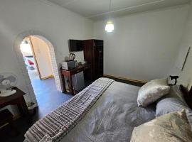 Longe De Casa, Hotel in Colesberg