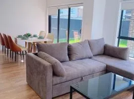 Colebee 4 Bedroom House Walk to Park and Shops