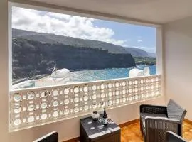 Oceanview Retreat 50m to Beach with Sunset Terrace and Ensuite