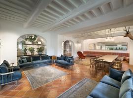 Unique Villa with Infinity Pool inside Chianti, Hotel in Corti