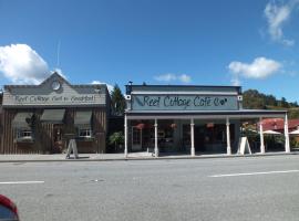 Reef Cottage accommodation, hotel with parking in Reefton