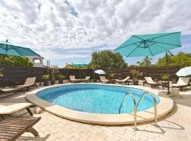 Cozy flat with balcony, pool access and full amenities