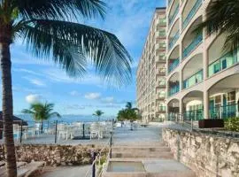 Oceanfront Luxury -4-King Suites Dive Pick Ups-Walk to Dining & Shops