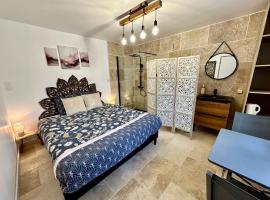 La Chambre Améthyste, hotel v destinaci Saint-Laurent-dʼAigouze