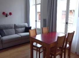 Appartement Reines des Pyrénées, T2, entier, centre Luchon, tarif cure thermale, wifi, casier à skis, ascenseur, accommodatie met onsen in Bagnères-de-Luchon