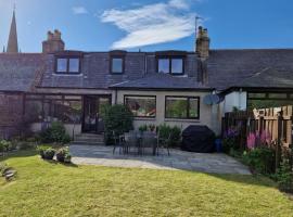 Spacious cosy welcoming cottage, Hotel in Ballater