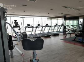 Glamz studio staycation Dubai, hotel in Sabkhah