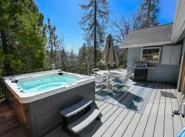 Near Yosemite Bass Lake Cabin with Hot Tub, Lake View, Pet Friendly