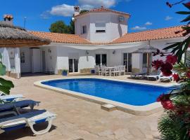 Villa voor 8 personen met zwembad โรงแรมในกาลาฟาต