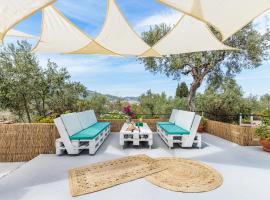 Iris Home - Paws Getaway, pet-friendly hotel in Skopelos Town