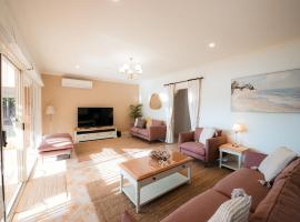 Spacious Lake Front Home- Private Beach, spa hotel in Encounter Bay