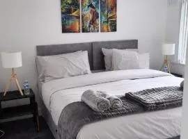 Stylish 3-Bed house NEC-JLR-Airport-HS2-Driveway
