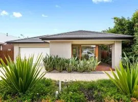 Lavish Modern Home - 10mins to Torquay & Geelong