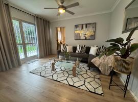 Serene waterfront escape! Luxury, King bed!, luksushotel i Durbanville