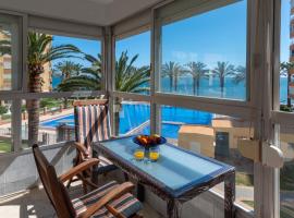 Apartamento Familiar, Terraza con vistas al mar, piscina, pistas de tenis, WiFi y en primera línea de playa, hotel v destinaci Algarrobo-Costa