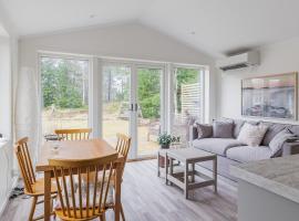 Charming seaside guesthouse, guest house in Väddö