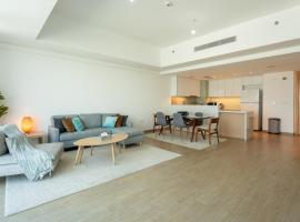 Sustainable Mayan Escape 2BR with Beach Access, hotel pro pobyt s domácími mazlíčky v destinaci Abu Dhabi