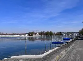 seeglueck RHEINPARADIES - Geräumige Ferienwohnung mit Wasserblick Balkon Parkplatz und Zentrumsnähe am Rheinufer in Konstanz