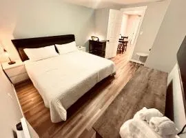 Downtown-2BR APT-King-Parking-WiFi7