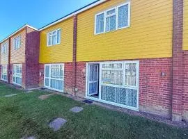 Lovely 5 Berth Chalet In The Coastal Village Of Hemsby Ref 18164B