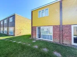 Superb Chalet Close To Hemsby Beach With A Modern Interior, Sleeps 5 Ref 18151B