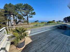 Seafront flat with indoor pool with stunning views, hotel in Plestin-les-Grèves