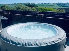 Spacious Studio Cabin with Sea/ Downs views Sole Use of HotTub in Seaford, cabin in Seaford