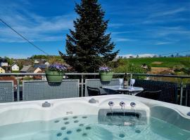 Wellnesshaus Dorfblick mit Outdoor-Jacuzzi und Infrarotkabine, NEU!, hotel con pileta en Dreis-Br&uuml;ck