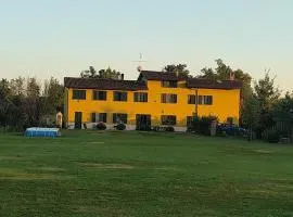 Sangiligio Countryside Villa, Private Rooms w Kitchen, Bath, Private Entrance, Crema