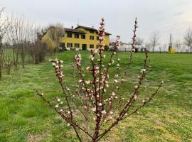 Sangiligio Countryside Villa, Private Rooms w Kitchen, Bath, Private Entrance, Crema, hotelli kohteessa Crema