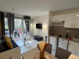 Appartement Spacieux rénové et piscine chauffée 1Chambre 4 personnes - Lacanau - piscine - Vue sur le golf、ラカノーのバケーションレンタル