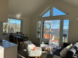 Havs och skogsnära stuga, hotel v destinaci Lysekil