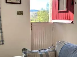 300 year old newly renovated farmhouse cottage, fast WIFI & BBQ