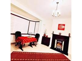 Beautiful Double En-suite Room, separate entrance, Ilford, Central line Gants Hill, free parking, B&B in Ilford